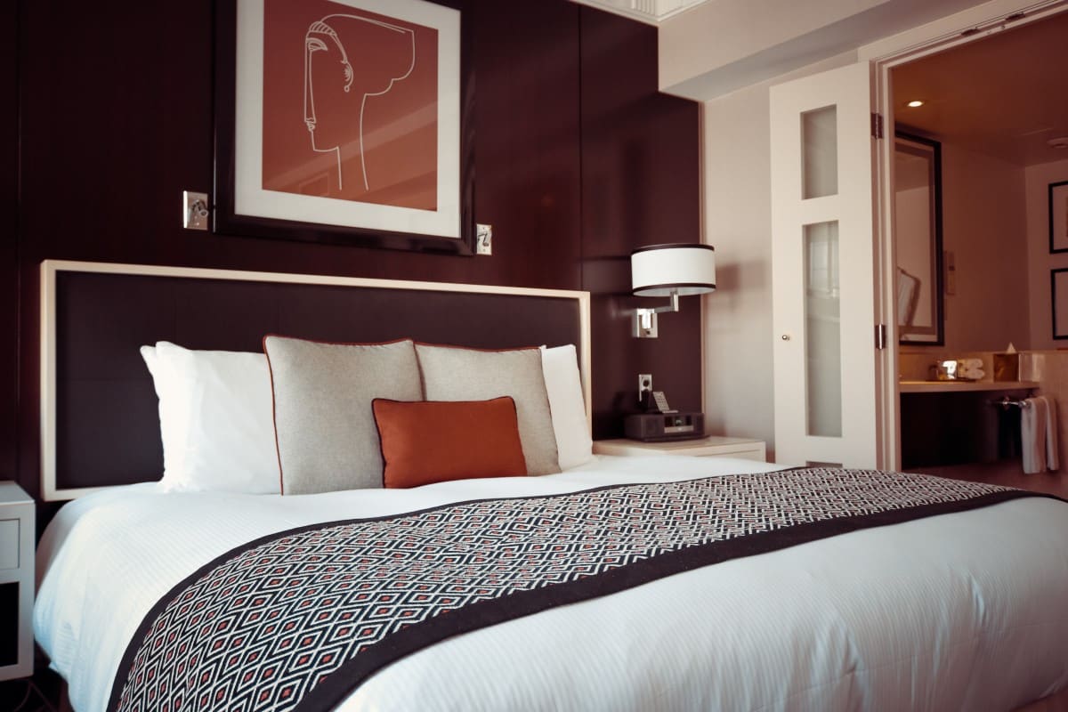 hotel-room-with-hearing-aids