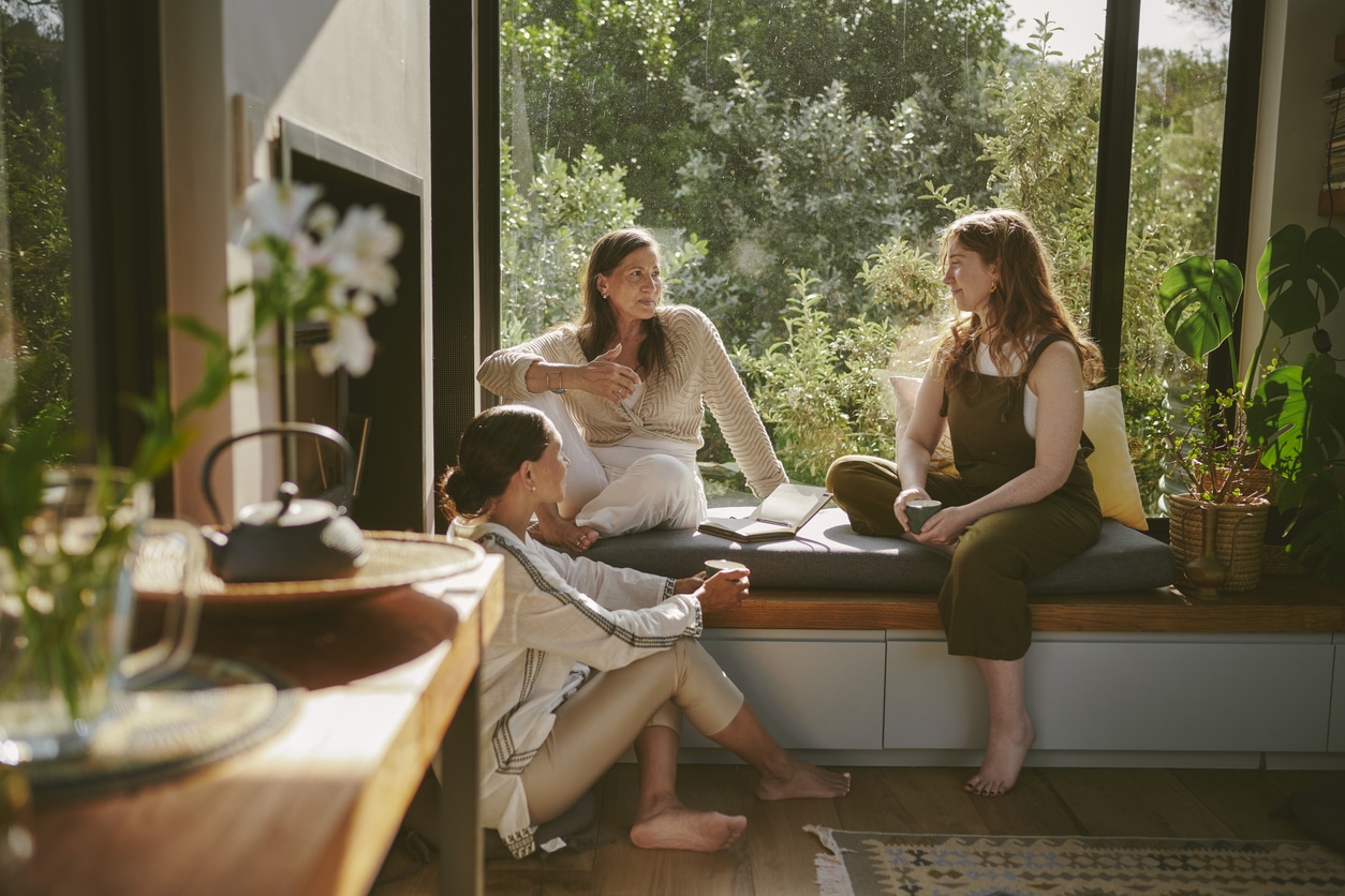 People talk in living room People talk in living room